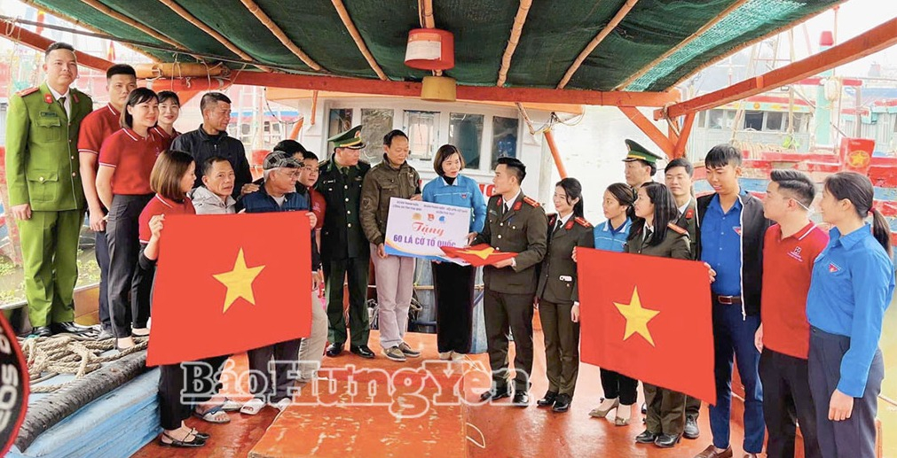 Đoàn thanh niên Công an tỉnh tặng cờ Tổ quốc động viên ngư dân vươn khơi bám biển.