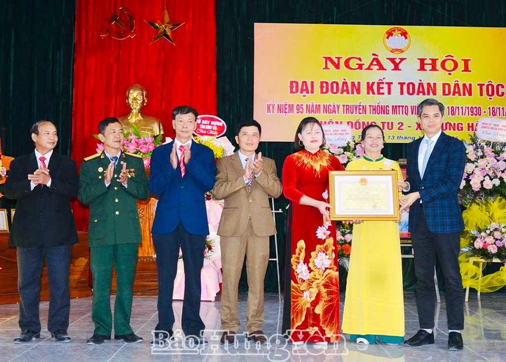 Đồng chí Nguyễn Văn Chiến, Ủy viên Ban Thường vụ, Trưởng ban Tuyên giáo và Dân vận Tỉnh ủy trao Bằng khen của UBND tỉnh cho cán bộ và Nhân dân thôn Đồng Tu 2.