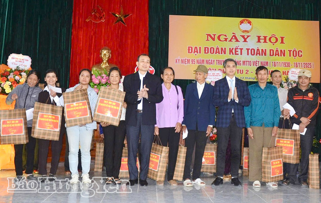 Đồng chí Nguyễn Văn Chiến, Ủy viên Ban Thường vụ,  Trưởng ban Tuyên giáo và Dân vận Tỉnh ủy và lãnh đạo Ủy ban MTTQ Việt Nam tỉnh trao quà cho các hộ nghèo, hộ chính sách thôn Đồng Tu 2.