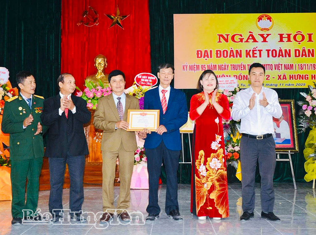 Lãnh đạo xã Hưng Hà trao giấy khen cho cán bộ và Nhân dân thôn Đồng Tu 2.