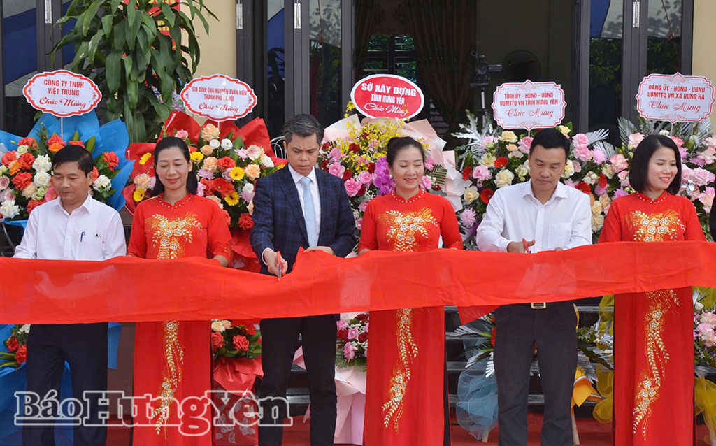 Đồng chí Nguyễn Văn Chiến, Ủy viên Ban Thường vụ, Trưởng ban Tuyên giáo và Dân vận Tỉnh ủy và lãnh đạo xã Hưng Hà cắt băng khánh thành nhà văn hóa thôn Đồng Tu 2.