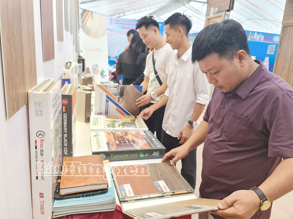 Đông đảo người dân, doanh nghiệp tham quan, mua sắm tại các gian hàng trưng bày, giới thiệu sản phẩm trong Hội chợ.