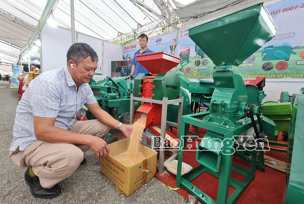 Doanh nghiệp Tư nhân Điện cơ Thiên Thuận trình diễn máy vỡ ngô để người dân trải nghiệm sản phẩm tại Hội chợ.