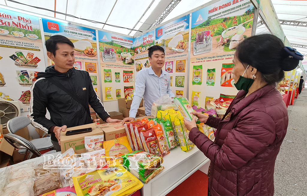 Công ty TNHH Xuất nhập khẩu thực phẩm Ba Nhất Hưng Yên (xã Văn Giang) giới thiệu sản phẩm và tư vấn tiêu dùng cho người dân đến tham quan Hội chợ.