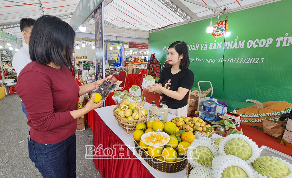 Gian hàng giới thiệu sản phẩm chủ lực, đặc trưng của tỉnh Sơn La.