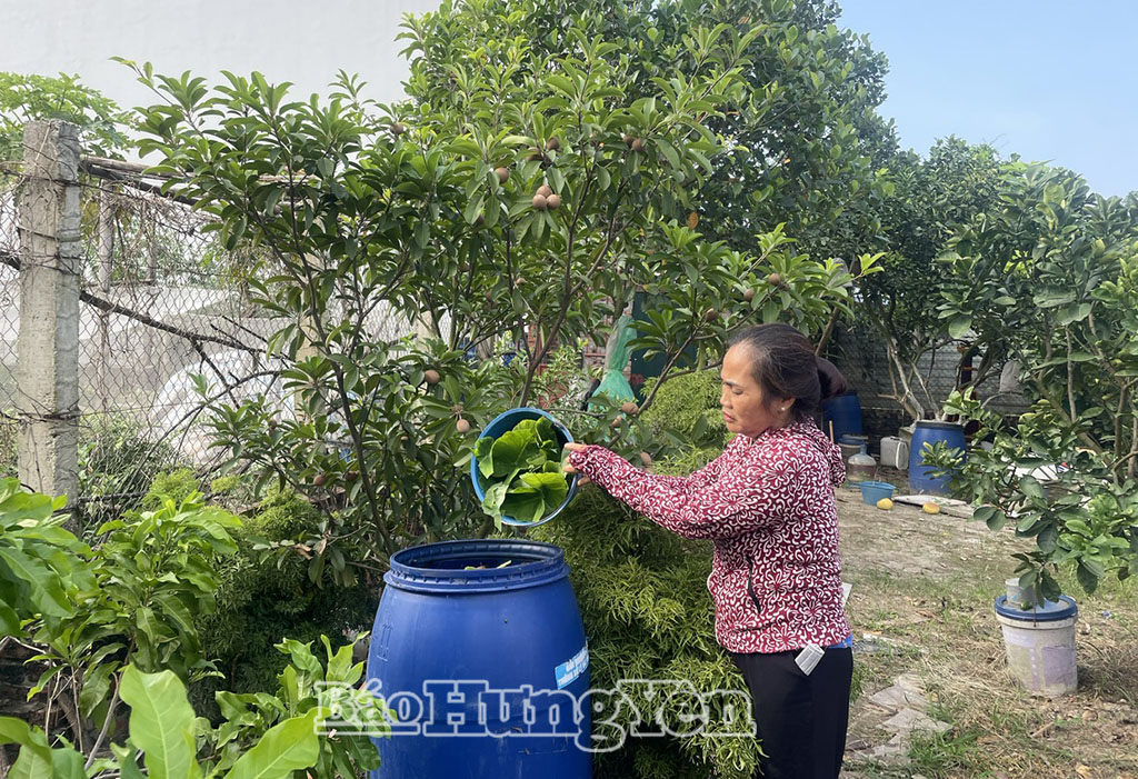 Phụ nữ xã Lạc Đạo thực hiện phân loại và xử lý rác thải hữu cơ tại nguồn.