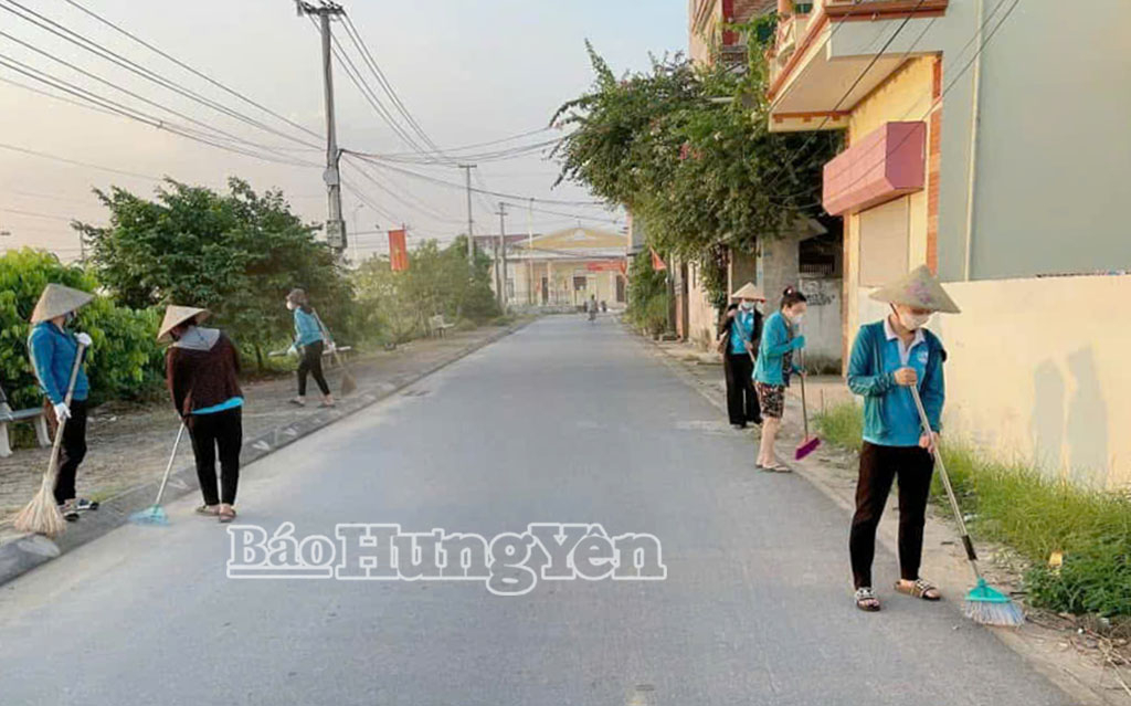 Hội viên phụ nữ xã Lạc Đạo tổng vệ sinh đường làng, ngõ xóm.