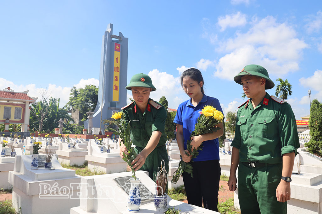 Đoàn viên, thanh niên Bộ CHQS tỉnh và địa phương dâng hương tại nghĩa trang liệt sĩ xã Châu Ninh.