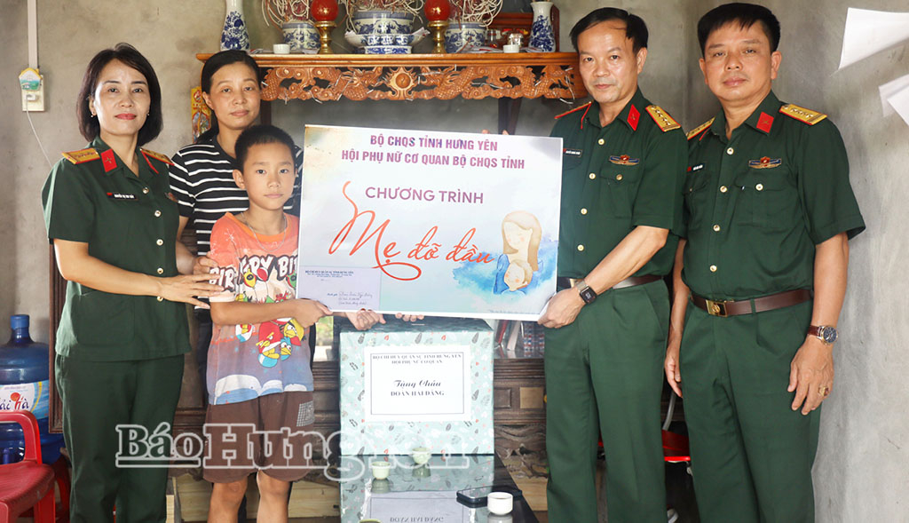 Hội Phụ nữ cơ quan Bộ CHQS tỉnh trao tiền hỗ trợ cháu Đoàn Hải Đăng ở xã Tiên Hoa.