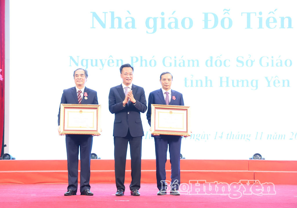 Thừa ủy quyền của Chủ tịch nước, đồng chí Bí thư Tỉnh ủy Nguyễn Hữu Nghĩa trao Huân chương Lao động hạng Ba tặng 2 cá nhân.