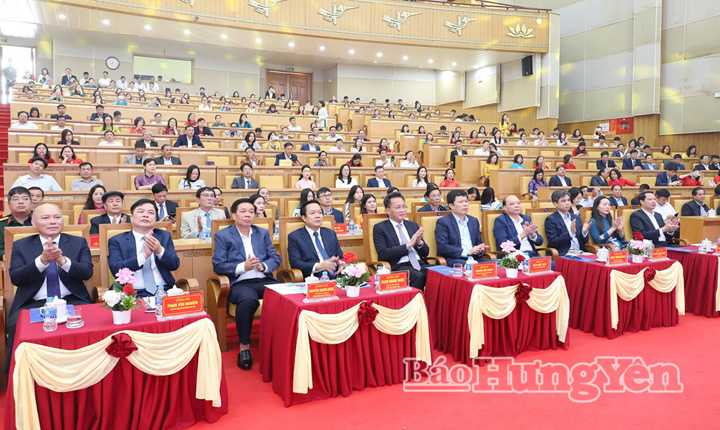 Các đại biểu dự lễ kỷ niệm.