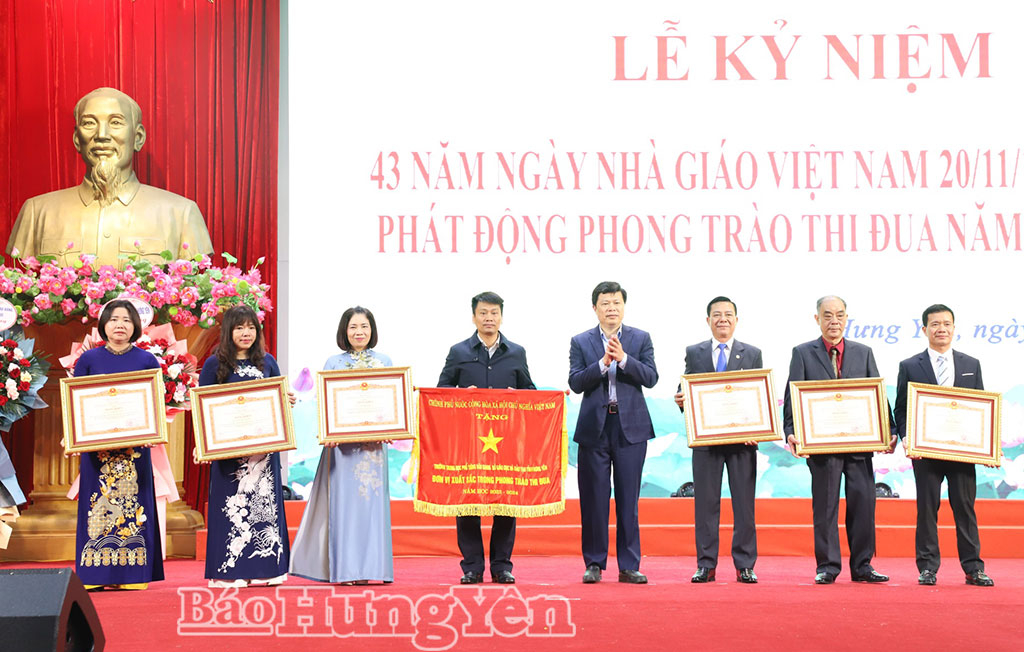 Thừa ủy quyền của Chính phủ, Thủ tướng Chính phủ, đồng chí Phó Bí thư Thường trực Tỉnh ủy Trần Quốc Toản trao cờ thi đua, Bằng khen tặng các tập thể, cá nhân.