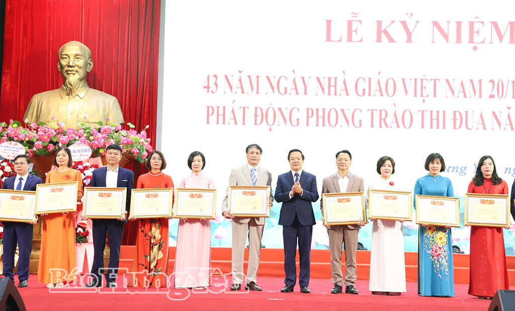 Đồng chí Chủ tịch UBND tỉnh Phạm Quang Ngọc trao danh hiệu Chiến sĩ thi đua cấp tỉnh cho các cá nhân.