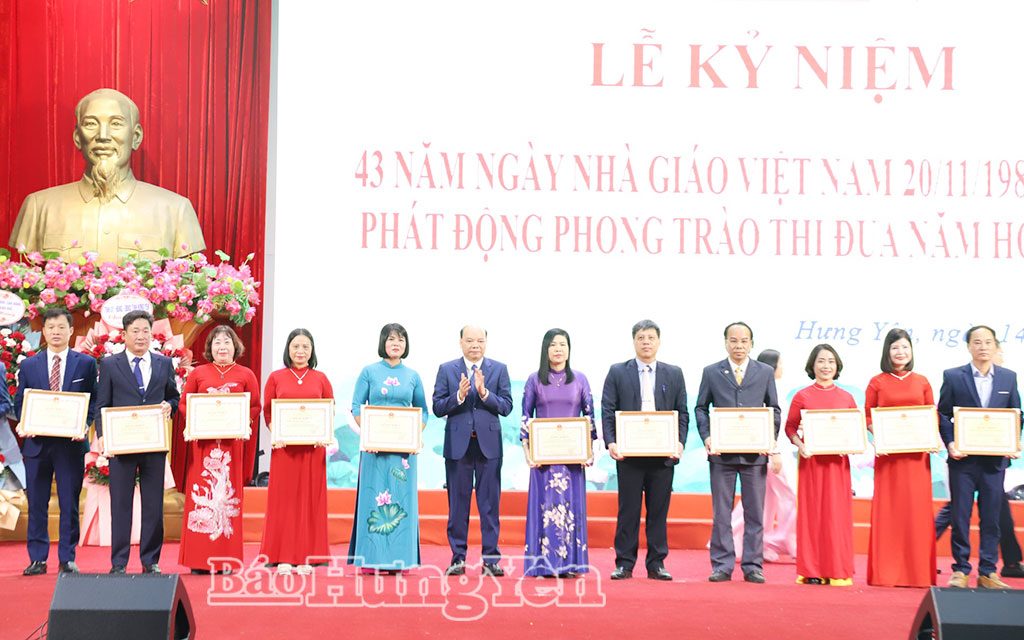 Thừa ủy quyền của Bộ trưởng Bộ Giáo dục và Đào tạo, đồng chí Đặng Thanh Giang, Ủy viên Ban Thường vụ Tỉnh ủy, Phó Chủ tịch HĐND tỉnh trao Bằng khen tặng các tập thể.