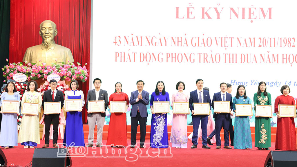 Thừa ủy quyền của Bộ trưởng Bộ Giáo dục và Đào tạo, đồng chí Nguyễn Quang Hưng, Ủy viên Ban Thường vụ, Chủ nhiệm Ủy ban Kiểm tra Tỉnh ủy trao Bằng khen tặng các cá nhân.