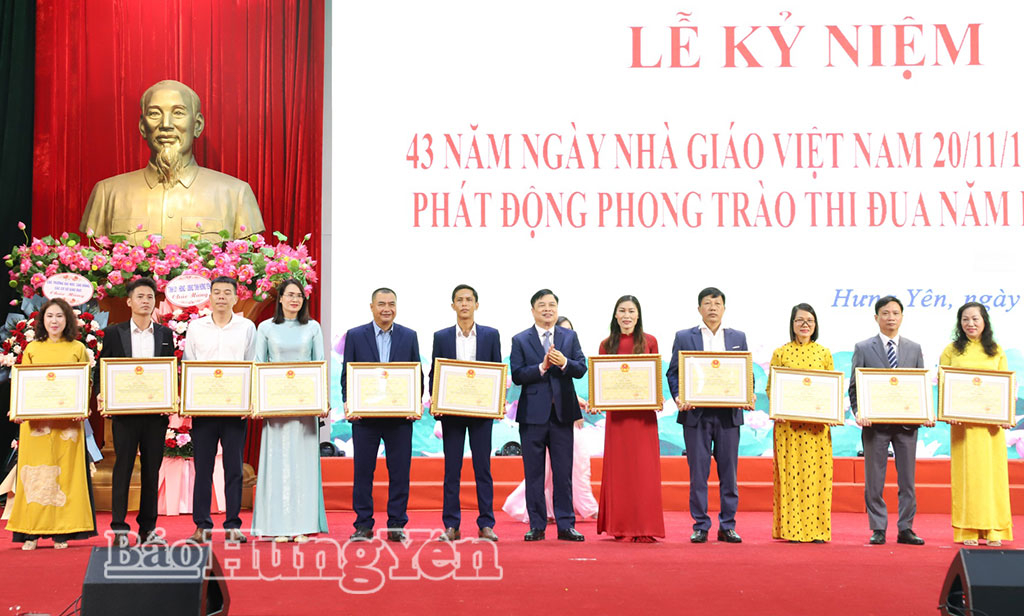 Đồng chí Phó Chủ tịch UBND tỉnh Phạm Văn Nghiêm trao Bằng khen của Chủ tịch UBND tỉnh tặng các cá nhân.