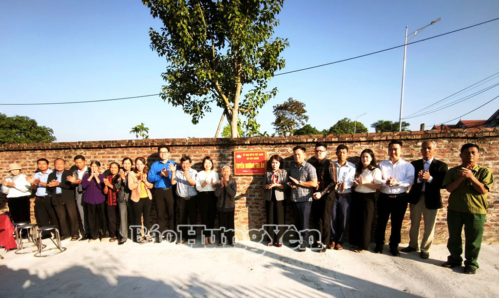 Lãnh đạo xã Văn Giang bàn giao tuyến đường tri ân tại thôn AB Quán Trạch.