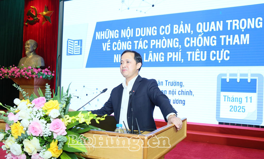 Tiến sĩ Nguyễn Xuân Trường, Vụ trưởng Vụ các Cơ quan Nội chính (Ban Nội chính Trung ương) giới thiệu, truyền đạt các chuyên đề tại hội nghị.