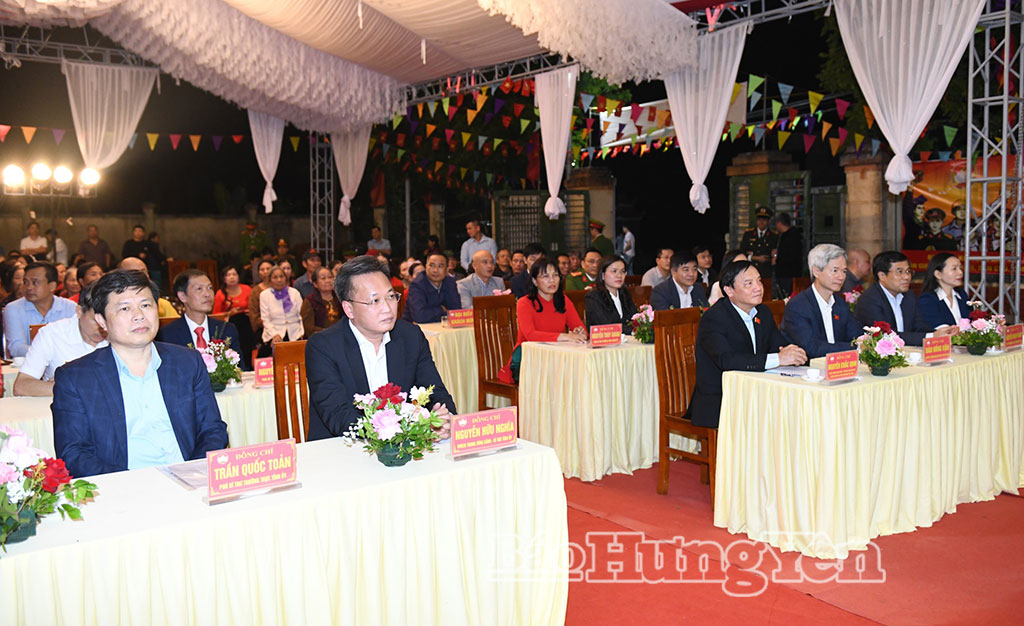 Đồng chí Phó Chủ tịch Quốc hội Nguyễn Khắc Định và các đại biểu dự Ngày hội Đại đoàn kết toàn dân tộc KDC Đới Khê.