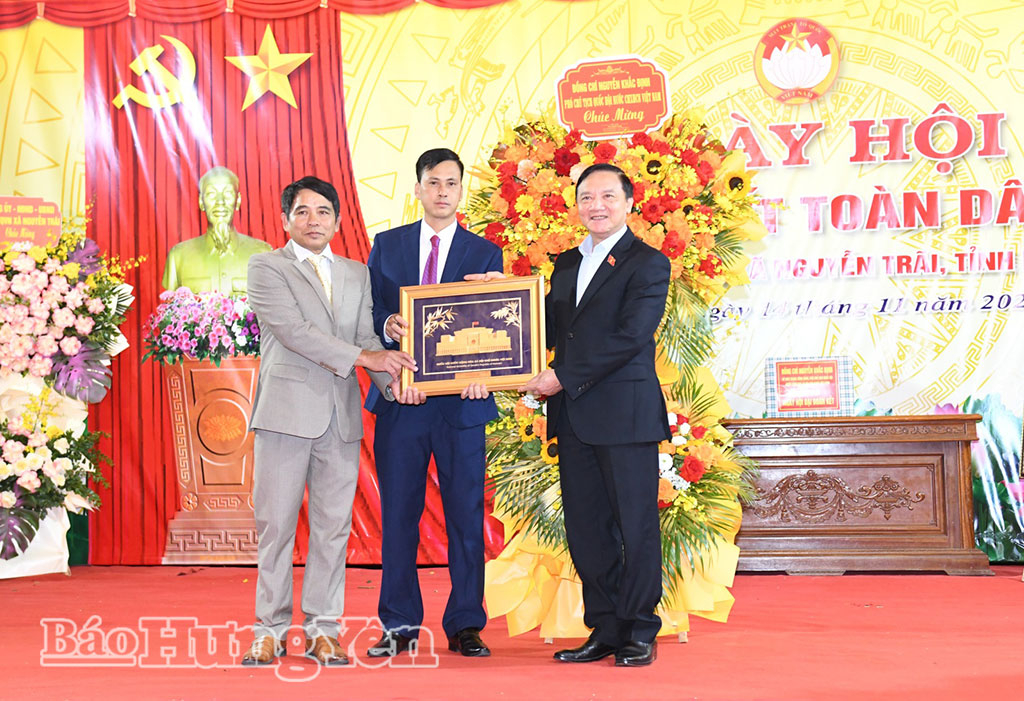 Đồng chí Phó Chủ tịch Quốc hội Nguyễn Khắc Định trao quà tặng KDC Đới Khê.