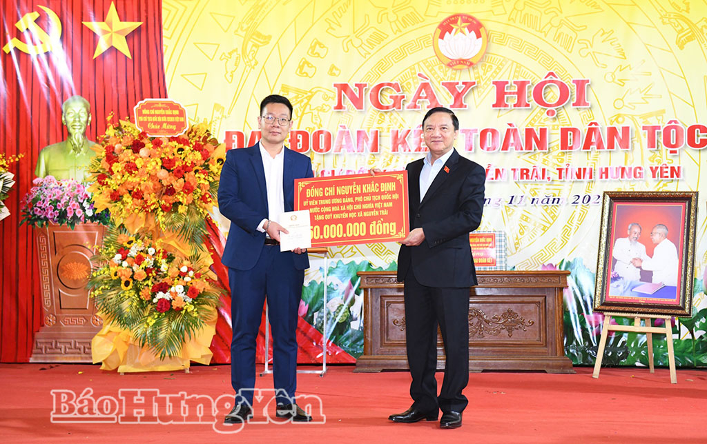 Đồng chí Phó Chủ tịch Quốc hội Nguyễn Khắc Định trao tặng Quỹ khuyến học của xã Nguyễn Trãi 50 triệu đồng để thực hiện công tác khuyến học, khuyến tài.