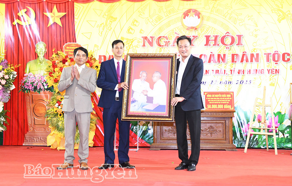 Đồng chí Bí thư Tỉnh ủy Nguyễn Hữu Nghĩa trao quà tặng KDC Đới Khê.