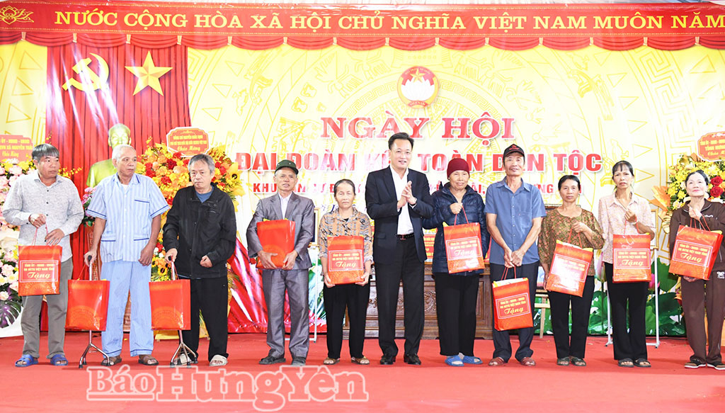 Đồng chí Bí thư Tỉnh ủy Nguyễn Hữu Nghĩa trao quà của Tỉnh ủy, HĐND, UBND, Ủy ban MTTQ Việt Nam tỉnh tặng các hộ cận nghèo, hộ có hoàn cảnh khó khăn trên địa bàn KDC Đới Khê.