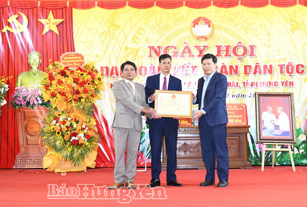 Đồng chí Phó Bí thư Thường trực Tỉnh uỷ Trần Quốc Toản trao Bằng khen của Chủ tịch UBND tỉnh tặng Nhân dân KDC Đới Khê.