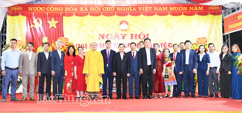 Đồng chí Phó Chủ tịch Quốc hội Nguyễn Khắc Định và các đại biểu chụp ảnh lưu niệm cùng cán bộ, đảng viên và Nhân dân KDC Đới Khê.