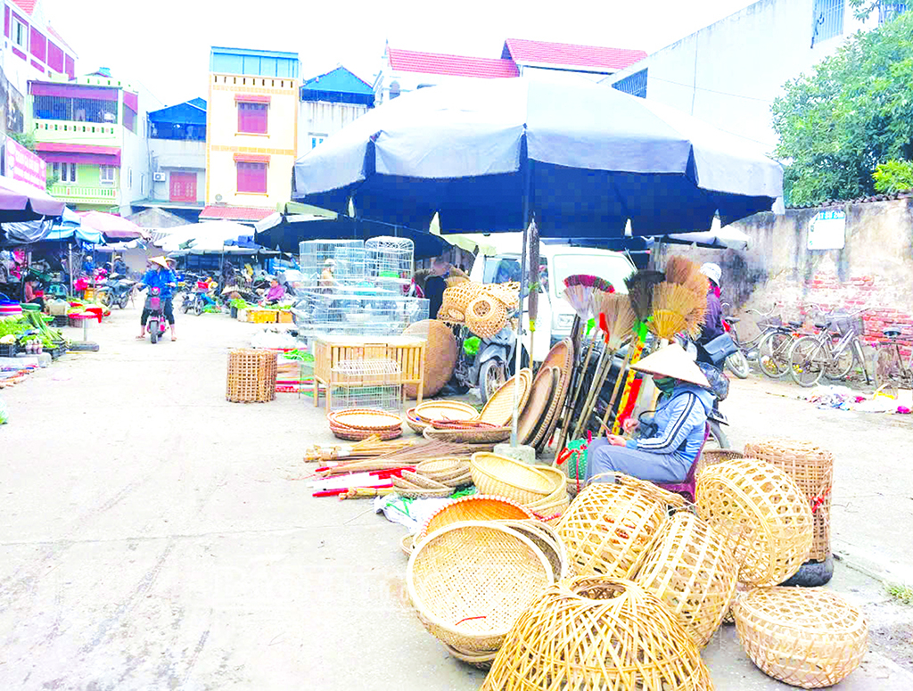 Buôn báán cáác sảản phẩm t n phẩm từừ tre, nứa t tre, nứa tạại chợ Đầu (phường Phố Hiến).