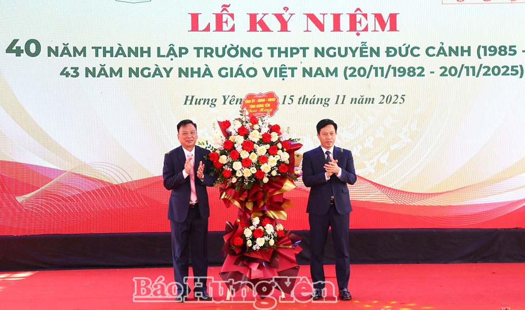 Đồng chí Lại Văn Hoàn, Phó Chủ tịch UBND tỉnh tặng hoa chúc mừng.