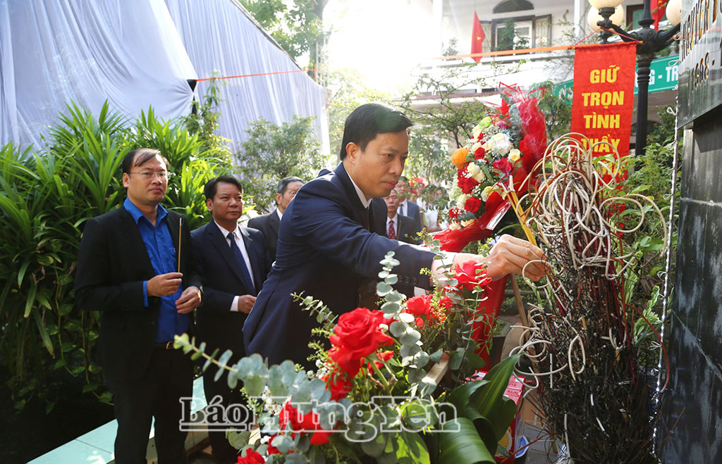 Đồng chí Lại Văn Hoàn, Phó Chủ tịch UBND tỉnh và các đại biểu dâng hương tưởng niệm đồng chí Nguyễn Đức Cảnh.