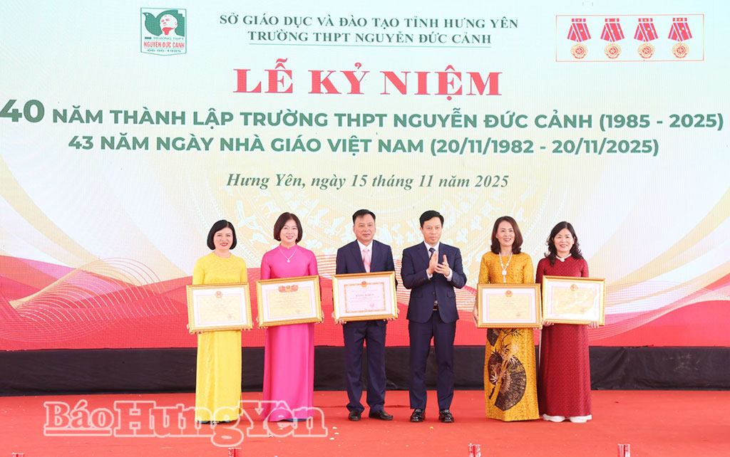 Đồng chí Lại Văn Hoàn, Phó Chủ tịch UBND tỉnh trao Bằng khen của Chủ tịch UBND tỉnh cho các tập thể, cá nhân Trường THPT Nguyễn Đức Cảnh.