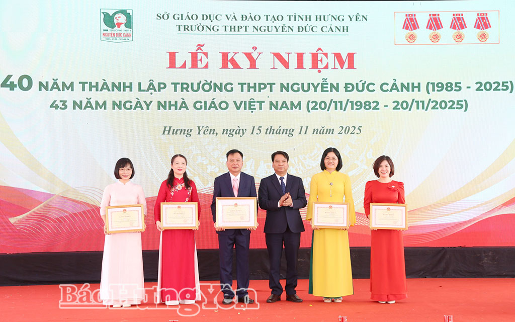 Lãnh đạo Sở Giáo dục và Đào tạo trao bằng khen của Bộ trưởng Bộ Giáo dục và Đào tạo cho các tập thể, cá nhân Trường THPT Nguyễn Đức Cảnh.