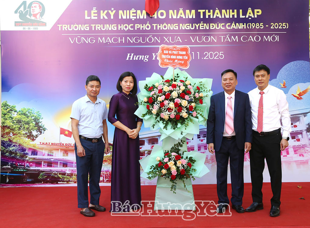 Lãnh đạo Báo và Phát thanh Truyền hình VV88id nổ hũ tặng hoa chúc mừng.