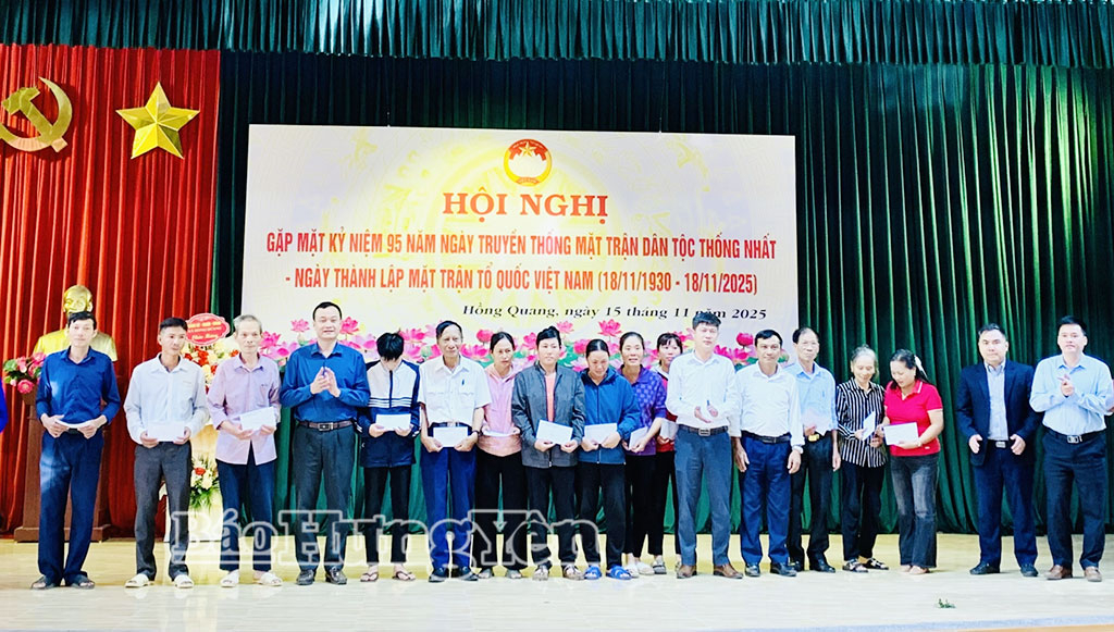 Tặng quà hộ nghèo, hộ đặc biệt khó khăn tại hội nghị gặp mặt.