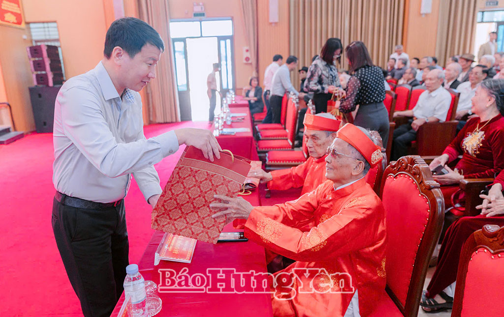 Lãnh đạo xã Nghĩa Trụ trao quà của Tổng Bí thư Tô Lâm tặng người cao tuổi trong xã.