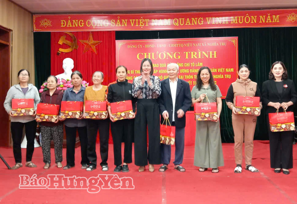 Lãnh đạo xã Nghĩa Trụ trao quà của Tổng Bí thư Tô Lâm tặng Nhân dân thôn Tam Kỳ.