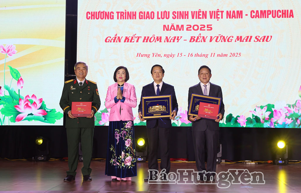 Đồng chí Nguyễn Thị Thanh, Ủy viên Ban Chấp hành Trung ương Đảng, Phó Chủ tịch Quốc hội, Chủ tịch Hội Hữu nghị Việt Nam – Campuchia tặng quà lưu niệm các đại biểu có nhiều đóng góp vun đắp tình hữu nghị Việt Nam – Campuchia.