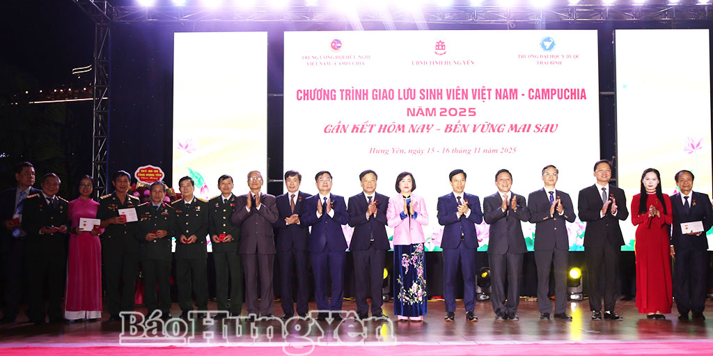 Đồng chí Nguyễn Thị Thanh, Ủy viên Ban Chấp hành Trung ương Đảng, Phó Chủ tịch Quốc hội, Chủ tịch Hội Hữu nghị Việt Nam – Campuchia trao Kỷ niệm chương Vì tình hữu nghị Việt Nam – Campuchia cho các đại biểu.