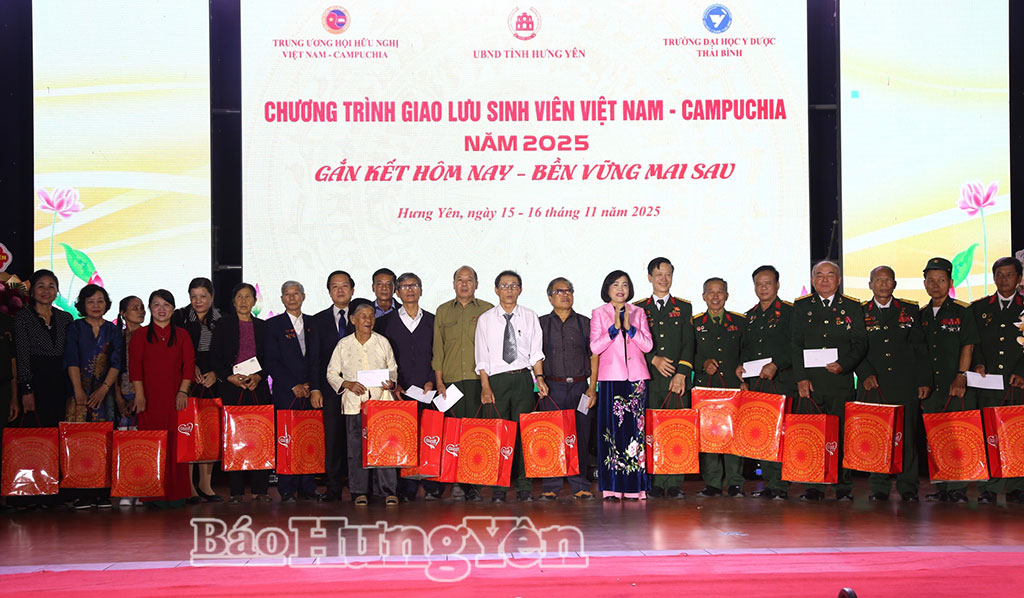 Các đồng chí: Nguyễn Thị Thanh, Ủy viên Ban Chấp hành Trung ương Đảng, Phó Chủ tịch Quốc hội, Chủ tịch Hội Hữu nghị Việt Nam – Campuchia; Phạm Quang Ngọc, Phó Bí thư Tỉnh ủy, Chủ tịch UBND tỉnh tặng quà tri ân thân nhân liệt sĩ, thương binh làm nghĩa vụ quốc tế tại Campuchia.