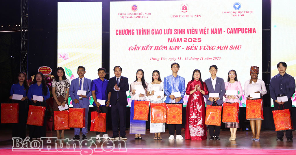Lãnh đạo Trung ương Hội Hữu nghị Việt Nam – Campuchia và Công ty Cổ phần Quốc tế Bảo Hưng tặng quà sinh viên quốc tế, sinh viên Việt Nam, Campuchia.