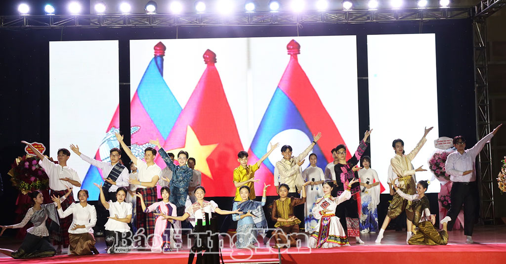 Các tiết mục văn nghệ trong chương trình giao lưu.