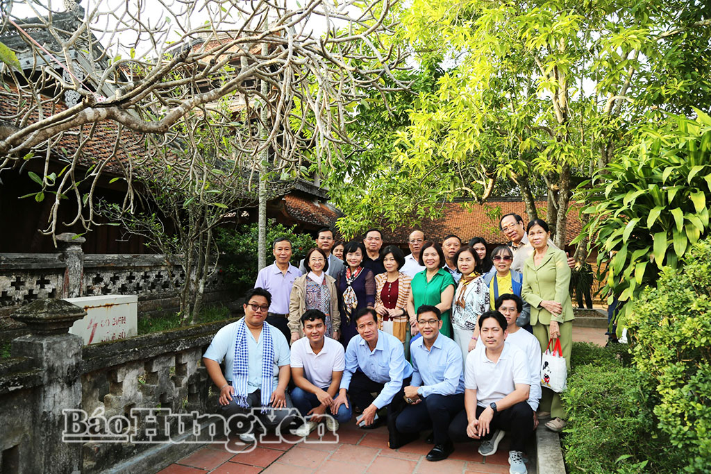 Đại biểu tham gia chương trình giao lưu tham quan Di tích Quốc gia đặc biệt Chùa Keo, xã Vũ Tiên.