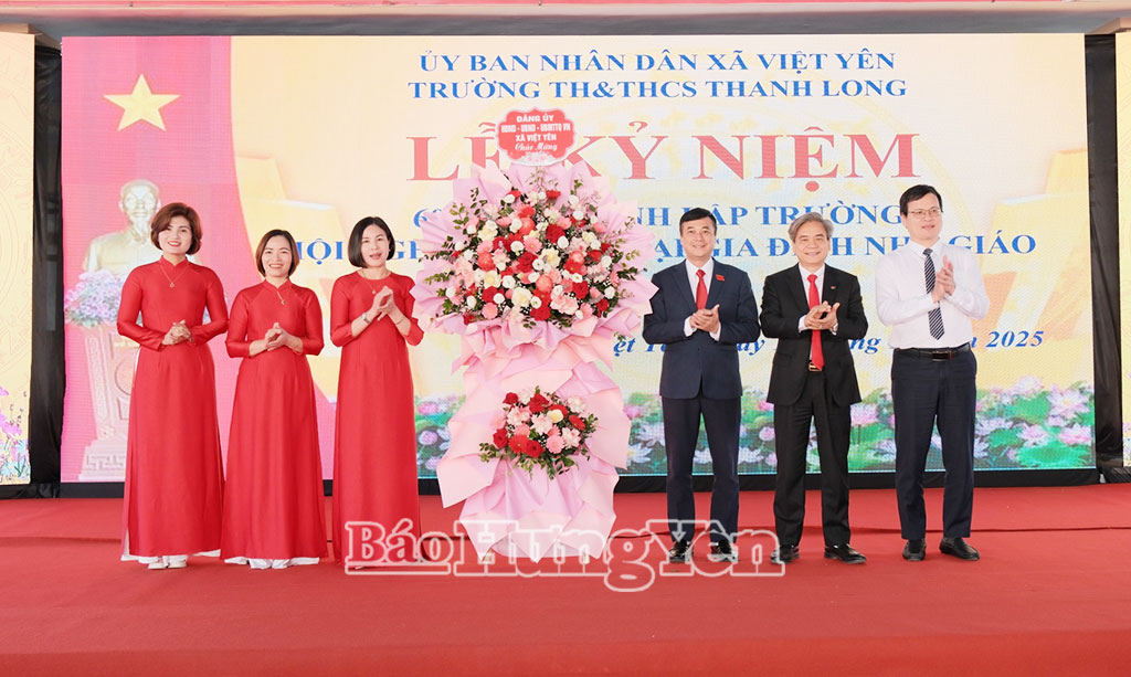 Các đại biểu tặng hoa chúc mừng nhà trường.