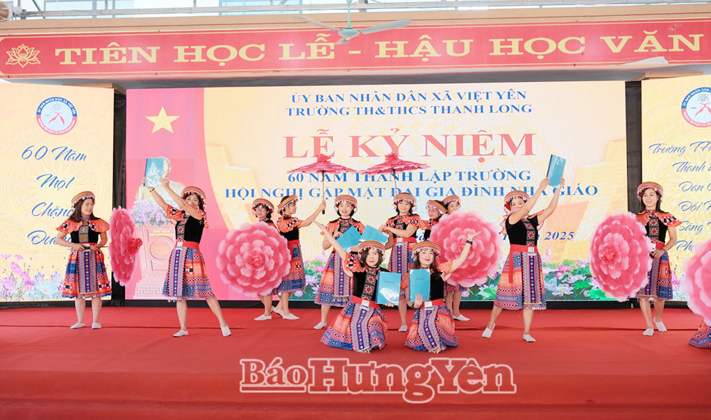 Tiết mục văn nghệ tại lễ kỷ niệm.