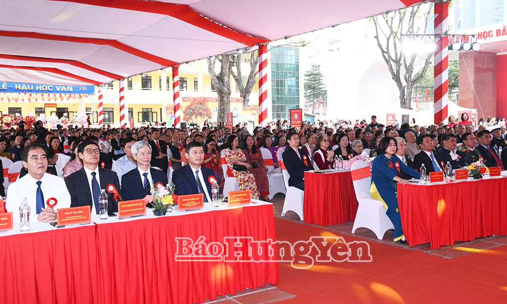 Các đại biểu dự buổi lễ.