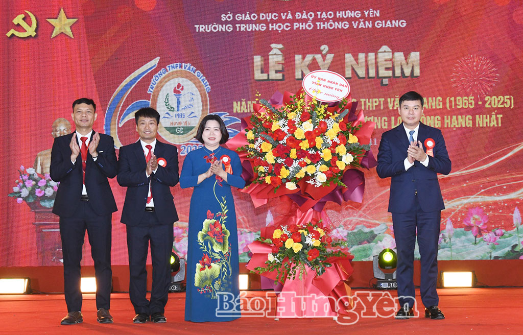 Đồng chí Nguyễn Lê Huy, Ủy viên Ban Thường vụ Tỉnh ủy, Phó Chủ tịch Thường trực UBND tỉnh tặng hoa chúc mừng trường THPT Văn Giang.