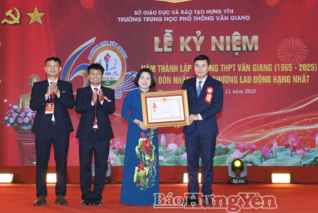 Thừa ủy quyền của Chủ tịch nước, đồng chí Nguyễn Lê Huy, Ủy viên Ban Thường vụ Tỉnh ủy, Phó Chủ tịch Thường trực UBND tỉnh trao tặng Huân chương Lao động hạng Nhất cho Trường THPT Văn Giang.