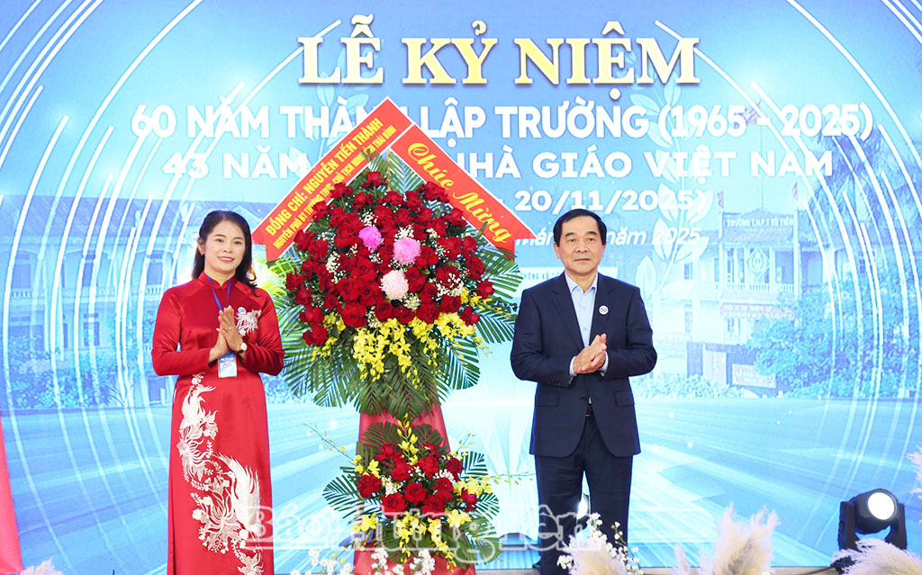 Đồng chí Nguyễn Tiến Thành, nguyên Phó Bí thư Thường trực VV88 casino, nguyên Chủ tịch HĐND tỉnh Thái Bình (trước đây) tặng hoa chúc mừng nhà trường.